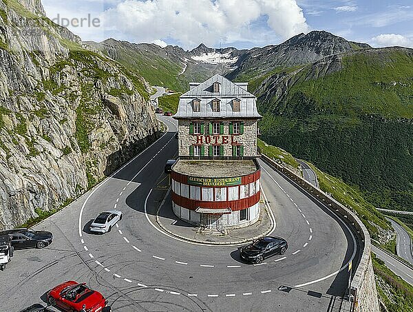 Hotel Belvédère am Furkapass  das berühmteste Passhotel der Welt. Das Gebäude ist geschlossen und verfällt. Ein Lost place. Drohnenfoto. Obergoms  Kanton Wallis  Schweiz  Europa