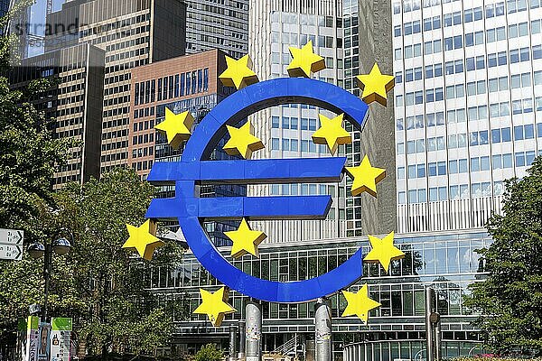 Euro Zeichen als Symbol für Europa mit Banken Hochhäuser am Willy-Brandt-Platz in Frankfurt  Deutschland  Europa