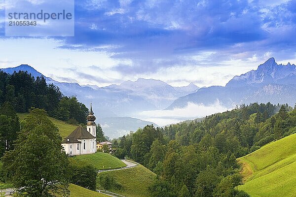 Wallfahrtskirche Maria Gern  Ausblick zum Watzmann  vor Sonnenaufgang  Berchtesgardener Alpen  Berchtesgaden  Berchtesgadener Land  Oberbayern  Bayern  Deutschland  Europa