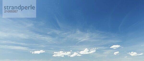 Friedliche und heitere Himmel mit Wolken Hintergrund