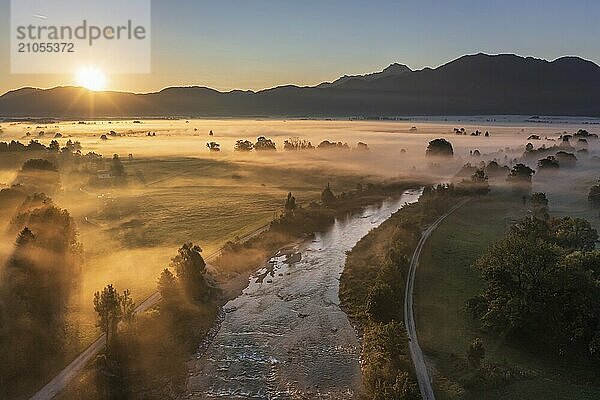 Luftaufnahme eines Flusses vor Bergen im Morgenlicht  Nebel  Sommer  Loisach  Blick auf Benediktenwand  Alpenvorland  Oberbayern  Bayern  Deutschland  Europa