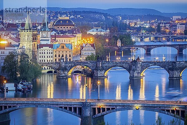 Travel Prag Hintergrund  erhöhten Blick auf Brücken über die Moldau von Letna Park. Prag  Tschechische Republik in der Dämmerung