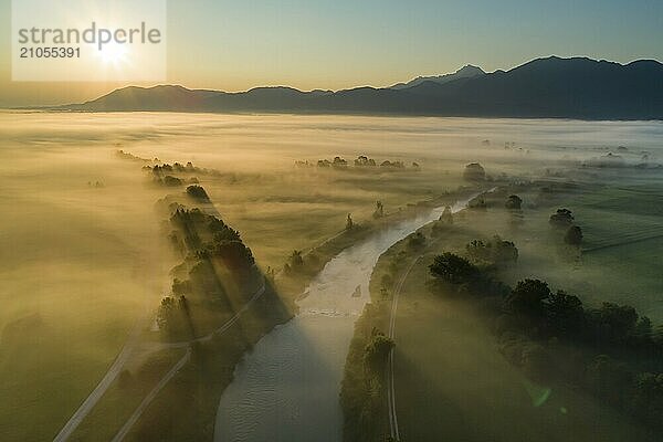 Luftaufnahme eines Flusses vor Bergen im Morgenlicht  Nebel  Herbst  Loisach  Blick auf Benediktenwand  Alpenvorland  Oberbayern  Bayern  Deutschland  Europa