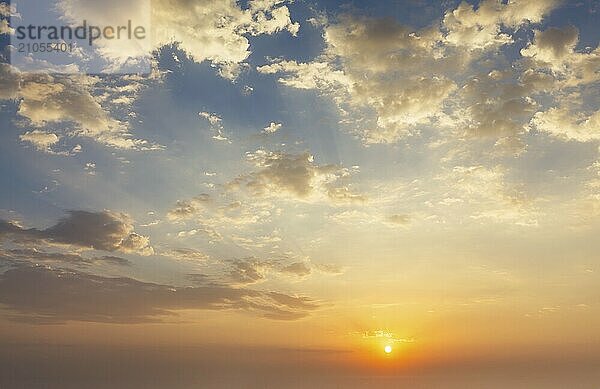 Schöne dramatische landschaftlichen Sonnenuntergang Himmel Hintergrund