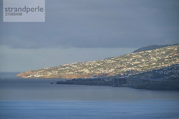 Blick auf die Stadt Funchal und den Flughafen von Madeira am Morgen. Madeira  Portugal  Europa