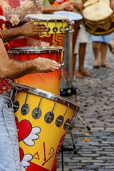 Bunte Trommeln beim Straßenkarneval in der Stadt Recife  Bundesstaat Pernambuco  Recife  Pernambuco  Brasilien  Südamerika