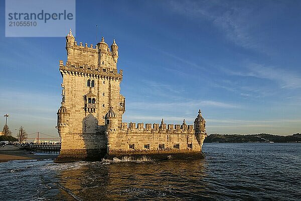 Turm von Belem oder Turm des Heiligen Vinzenz  berühmtes touristisches Wahrzeichen von Lissabon und Touristenattraktion  am Ufer des Tejo bei Sonnenuntergang. Lissabon  Portugal  Europa