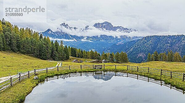 Almwiese und Wuhnleger Weiher  hinten die Gipfel des Rosengarten  umhüllt mit Nebelschwaden  Drohnenaufnahme  Dolomiten  Autonome Provinz Bozen  Südtirol  Italien  Europa