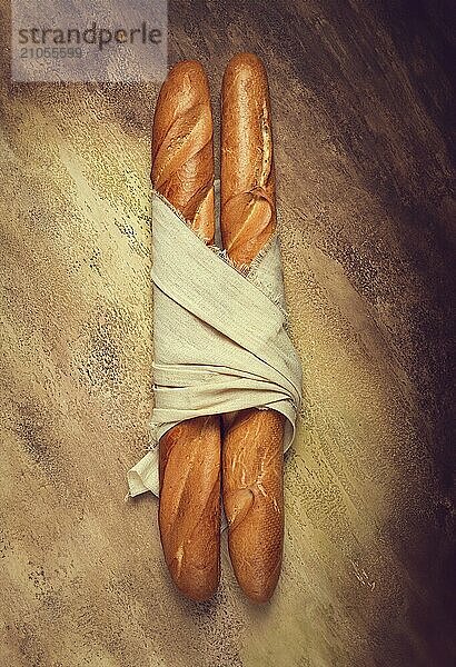 Frisches französisches Baguette  zwei Stücke  Ansicht von oben  auf dem Tisch  keine Personen