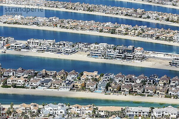 Künstliche Insel in Form einer Palme The Palm Jumeirah mit Luxus Villen Immobilien und Strand am Meer in Dubai  Vereinigte Arabische Emirate  Asien