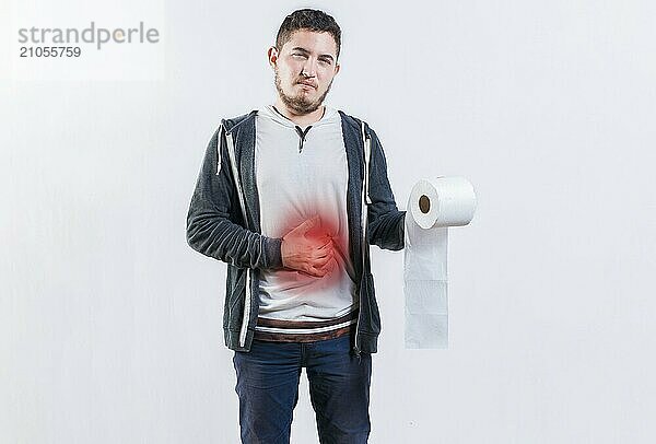 Person mit Durchfall und Magenproblemen hält Toilettenpapier. Mann mit Magenschmerzen hält Rolle Papier isoliert