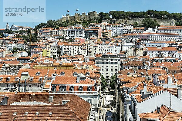 Blick über eine Stadt mit vielen Häusern und roten Dächern  im Hintergrund eine Burg auf einem Hügel  Aussichtspunkt  Miraduoro Terracos Do Carmo  Blick auf Castelo de São Jorge  Burg Saint George  Altstadt  Lissabon  Lisboa  Portugal  Europa