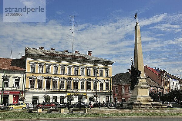 Banat  Stadt Arad  Stadtzentrum  Holy Trinity Monument auf dem Platz vor dem Staatstheater  Rumänien  Europa