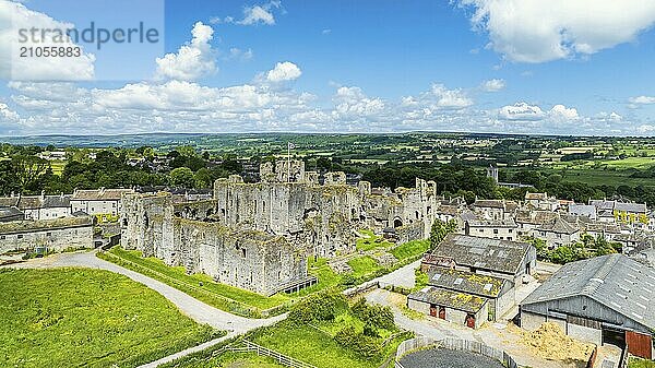 Middleham Castle aus einer Drohne  Middleham  Wensleydale  North Yorkshire  England  Großbritannien  Europa