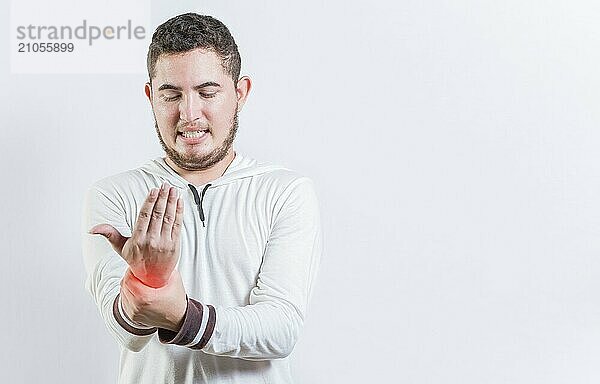 Person mit Arthritis Schmerzen reiben Hand isoliert. Suffering junger Mann mit Schmerzen in der Hand Gelenke isoliert