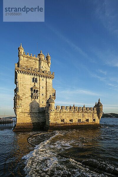 Turm von Belem oder Turm des Heiligen Vinzenz  berühmtes touristisches Wahrzeichen von Lissabon und Touristenattraktion  am Ufer des Tejo bei Sonnenuntergang. Lissabon  Portugal  Europa