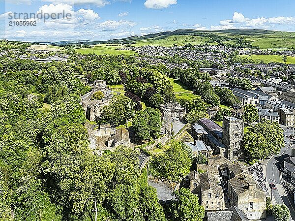 Skipton Castle aus einer Drohne  North Yorkshire  England  Großbritannien  Europa