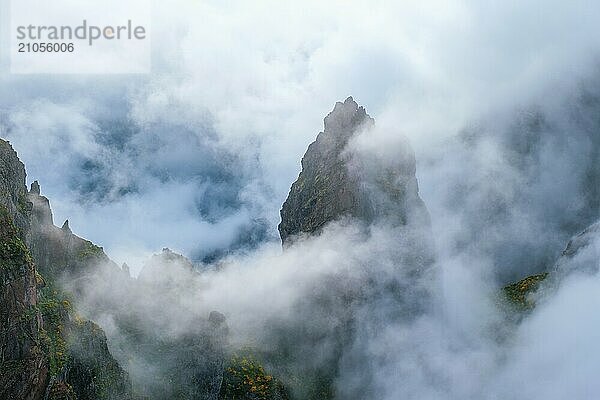 Ein in Nebel und Wolken gehüllter Berg. In der Nähe von Pico de Arieiro  Insel Madeira  Portugal  Europa