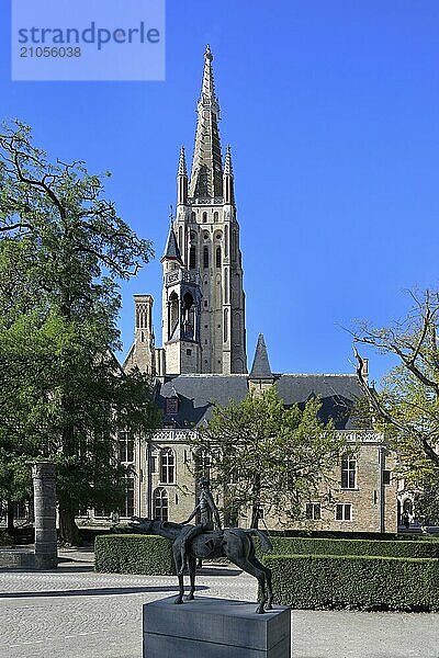 Liebfrauenkirche und die Statue eines der vier Reiter der Apokalypse  Brügge  Flandern  Belgien  Europa