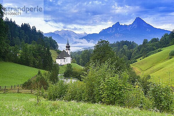 Wallfahrtskirche Maria Gern  Ausblick zum Watzmann  vor Sonnenaufgang  Berchtesgardener Alpen  Berchtesgaden  Berchtesgadener Land  Oberbayern  Bayern  Deutschland  Europa