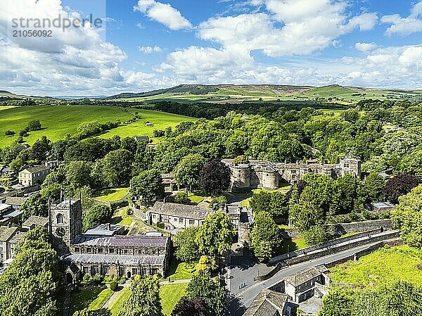 Skipton Castle aus einer Drohne  North Yorkshire  England  Großbritannien  Europa