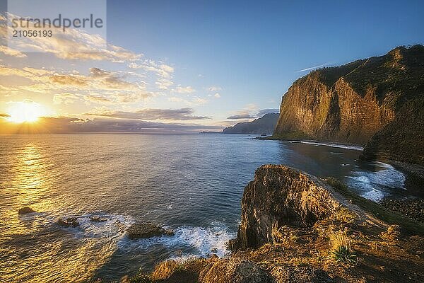 Blick auf Madeira malerischen Klippen Küste Landschaft auf Sonnenaufgang  Guindaste Aussichtspunkt  Madeira Insel  Portugal  Europa