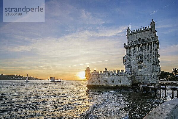 Turm von Belem oder Turm des Heiligen Vinzenz  berühmtes touristisches Wahrzeichen von Lissabon und Touristenattraktion  am Ufer des Tejo bei Sonnenuntergang. Lissabon  Portugal  Europa