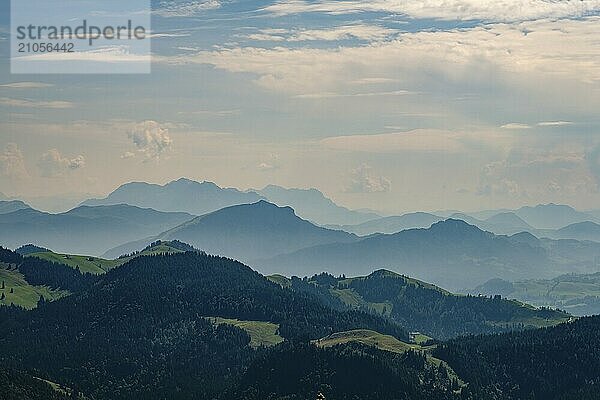 Ausblick vom Spitzstein auf die Silhouetten der Loferer und Chiemgauer Alpen  Erl  Tirol  Österreich  Europa