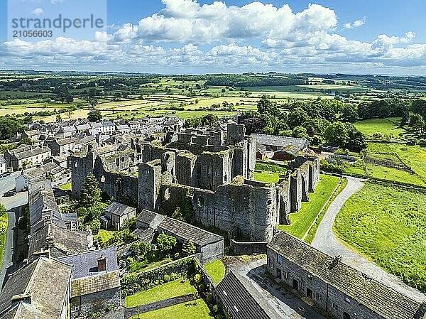 Middleham Castle aus einer Drohne  Middleham  Wensleydale  North Yorkshire  England  Großbritannien  Europa