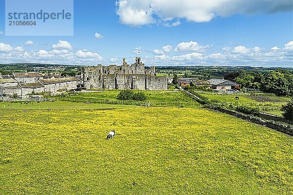 Middleham Castle aus einer Drohne  Middleham  Wensleydale  North Yorkshire  England  Großbritannien  Europa