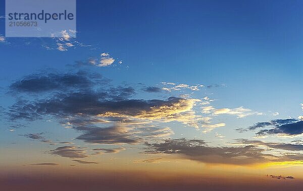 Schöne dramatische landschaftliche nach Sonnenuntergang Himmel Hintergrund nach Sonnenuntergang