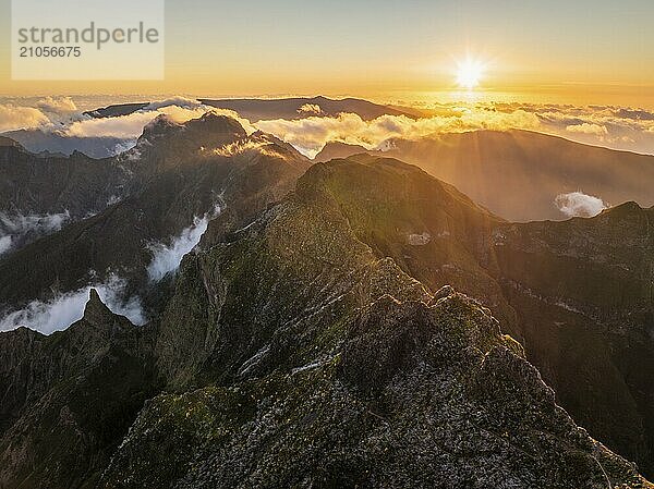 Drohnenansicht der Berge über den Wolken in der Nähe des Pico Ruivo bei Sonnenuntergang. Insel Madeira  Portugal  Europa