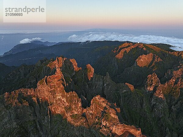 Drohnenansicht des Pico do Arieiro und der Berge über den Wolken bei Sonnenuntergang. Über Pico Ruivo  Insel Madeira  Portugal  Europa