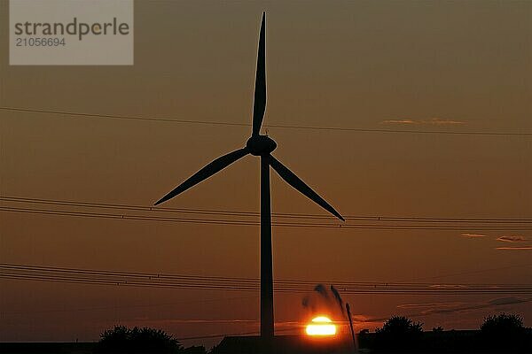 Sonnenuntergang  Windkraftwerk  Feldbewässerung  Silhouetten  Melbeck  Samtgemeinde Ilmenau  Niedersachsen  Deutschland  Europa