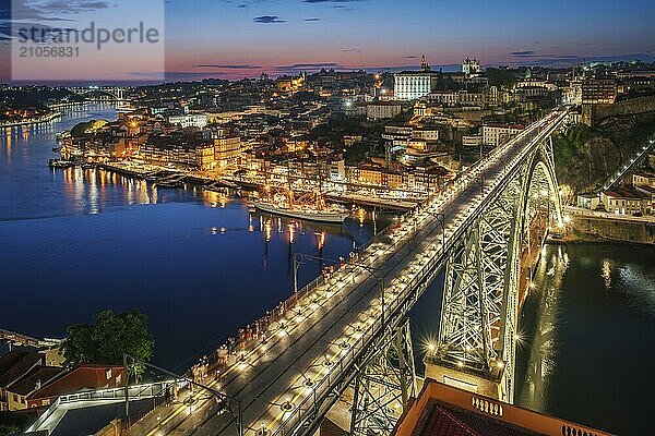 Blick auf die beleuchtete Stadt Porto  den Fluss Douro und die Dom Luis Brücke I vom berühmten touristischen Aussichtspunkt Miradouro da Serra do Pilar in der Abenddämmerung. Porto  Vila Nova de Gaia  Portugal  Europa