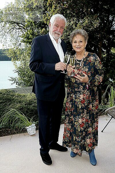 Klaus Lenk und Dagmar Frederic bei dem Event Landpartie mit Julian F.M. Stöckel am Strandhotel Vier Jahreszeiten in Buckow  Brandenburg  am 23.08.2024