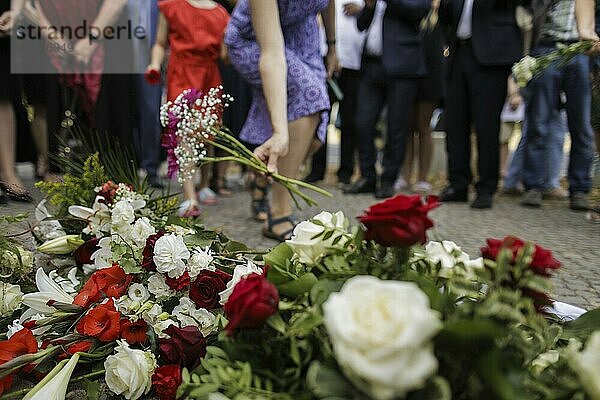 Personen legen Blumen nieder im Rahmen einer Erinnerungsveranstaltung an den Jahrestag des deutschen Überfalls auf Polen in Berlin  01.09.2024.