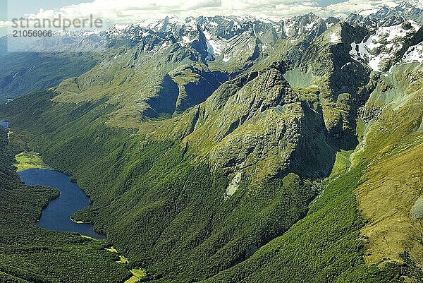 Lake Mc Kellar und Gipfel im Mount Aspiring Nationalpark  Weltnaturerbe South West New Zealand  Westküste  Südinsel Neuseeland Luftaufnahme Neuseeland