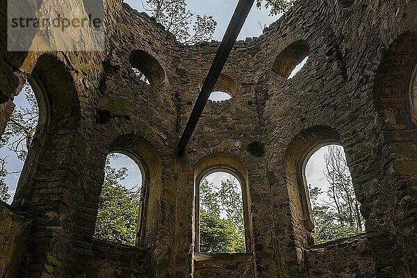 Die Blechburg ist ein heute ruinöser  ehemaliger Aussichtsturm mit Aussichtsbastion am nördlichen Ende des Jägerbergs auf Wahnsdorfer Flur in der Stadt Radebeul in Sachsen. Die Ruine steht inmitten eines in den letzten Jahrzehnten aufgelaufenen Waldes auf der Hangkante auf etwa 235 m  Radebeul Weinhänge  Radebeul  Sachsen  Deutschland  Europa