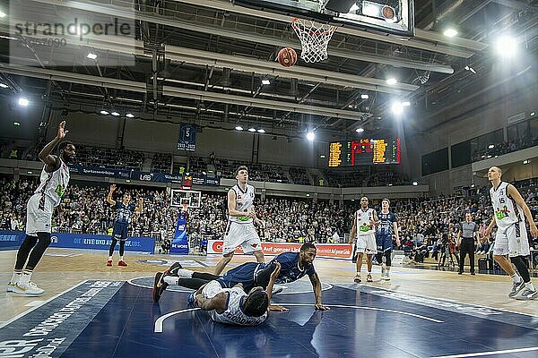 16.03.2024  easy Credit BBL  Basketball Bundesliga  24. Spieltag) : Spielszene MLP Academics Heidelberg gegen Rostock Seawolves (Endstand 88:86) . Spieler am Boden: Elijah Childs (4  Academics Heidelberg) und Chevez Goodwin (11  Rostock Seawolves)