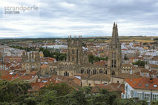 Blick vom Mirador del Castillo auf die Kathedrale von Burgos  Provinz Burgos  Kastilien und Leon  Spanien  Europa