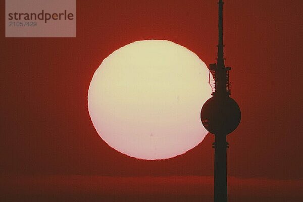 Der Sonnenaufgang zeichnet sich ab hinter der Stadtsilhouette mit dem Fernsehturm in Berlin  04.09.2024