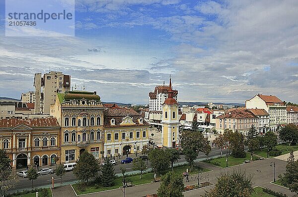 Stadt Targu Mures  dt. Neumarkt am Mieresch  Gebäude und Häuser an der Piata Trandafirilor  am langestreckten Rosenplatz  Innenstadt  Rumänien  Europa