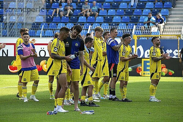 Fußball 3. Liga  Saison 2024/25  4. Spieltag: Waldhof Mannheim gegen 1. FC Saarbrücken. Bild: Bild: Freude bei den Spielern von Saarbrücken nach dem 1:0-Sieg