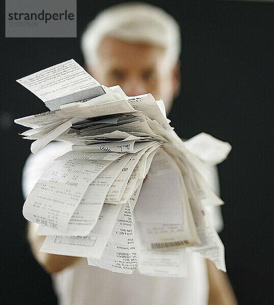 Thema Steuern. Ein Mann hält Belege in der Hand in Berlin  09.08.2024