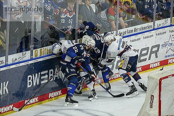 20.03.2024  DEL  Deutsche Eishockey Liga Saison 2023/24  2. Playoff-Runde (Viertelfinale) : Adler Mannheim gegen Eisbären Berlin (2:4) . Intensiver Kampf um den Puck an der Bande