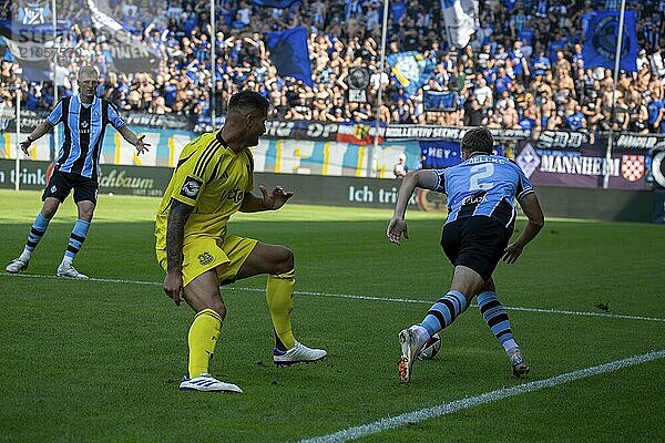 Fußball 3. Liga  Saison 2024/25  4. Spieltag: Waldhof Mannheim gegen 1. FC Saarbrücken. Am Ball: Sascha Voelcke (2  Waldhof Mannheim)