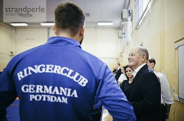 Bundeskanzler Olaf Scholz  (SPD)  aufgenommen im Rahmen eines Besuchs des RC Germania in Potsdam  anlässlich seiner Sommertour. 29.08.2024