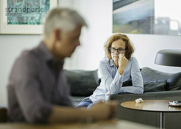 Symbolfoto zum Thema Probleme in der Partnerschaft. Eine ältere Frau und ein älterer Mann sitzen zu Hause. Berlin  13.08.2024