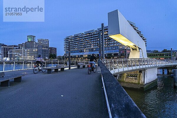 Das ehemalige Fenix Lagerhaus  links  von 1923  im Krieg zerstört  2019 renoviert  umgebaut zu einem Wohn- und Geschäftshaus  mit Hotel  Wohnungen  Gastronomie  Büros  Lagerhäuser  am Rijnhaven Hafenbecken  Rijnhavenbrug  Brücke  Rotterdam  Niederlande  Europa